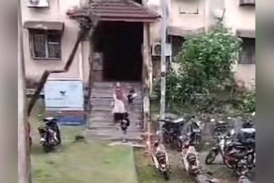 Tangkap layar video memaparkan Ismanira dilihat sedang berjalan sambil memegang tangan kedua-dua anaknya.