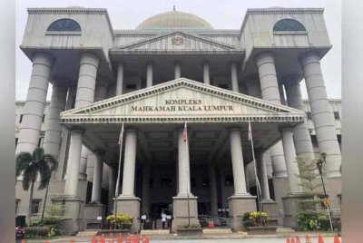 Mahkamah Tinggi Kuala Lumpur mengeluarkan perintah larangan terhadap Pengarah PSI dan dua syarikat lain daripada mengakses 41 barang kemas bernilai £9 juta, didakwa berkaitan dengan dana 1MDB.