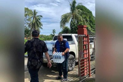 Awang Aslee menghantar bantuan bekalan air bersih kepada penduduk terjejas banjir di Kampung Kukut, Beaufort.