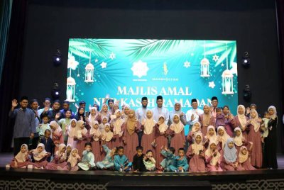 SEBAHAGIAN anak-anak yatim, keluarga asnaf dan ahli jawatankuasa masjid yang diraikan dalam program Nur Kasih Ramadan. 
