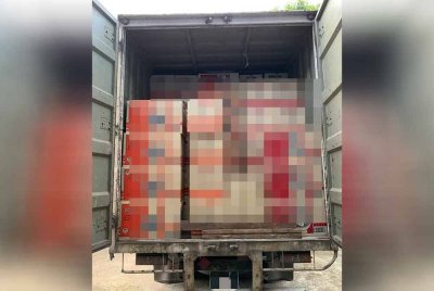 PGA Briged Tenggara menggagalkan cubaan menyeludup puluhan kotak mi segera selepas menahan sebuah lori di SJR Chabang Empat Salam, Rantau Panjang, Pasir Mas, pada Selasa.