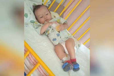 Rizq Rayhan kini menerima rawatan di HTA Kuala Lumpur akibat batu karang dalam saluran kencing hingga menyebabkan buah pinggangnya membengkak.