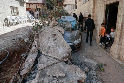 Penduduk Palestin memeriksa kemusnahan selepas serbuan Israel di kejiranan timur bandar Jenin, Tebing Barat yang diduduki Israel pada 11 Mac 2025. Foto AFP