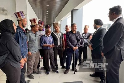 Rajesh (kanan) dan Sachpreetraj (dua dari kanan) bertemu dengan Orang Asli di Mahkamah Tinggi Kota Bharu.