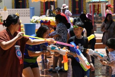 Acara utama festival di Songkhla ialah 'Hat Yai Midnight Songkran', yang menampilkan aktiviti percikan air pada waktu malam dan amat digemari pelancong. Gambar hiasan