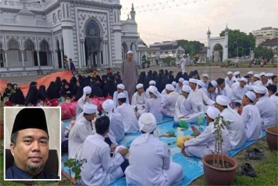 Laman Masjid Zahir sentiasa dipenuhi orang ramai yang menyertai program iftar. Gambar kecil: Syeikh Mohd Naim