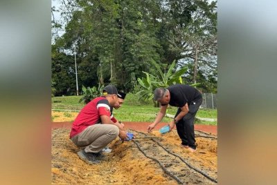 Mohamad Sabu berkongsi aktiviti baharunya dengan tanam bawang di media sosial pada Rabu.