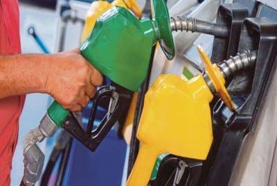 Harga runcit petrol RON97 turun 10 sen kepada RM3.28 seliter, manakala diesel di Semenanjung turun tujuh sen kepada RM3.06 seliter. Foto hiasan
