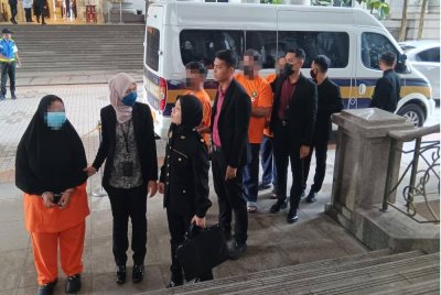 Antara suspek kes rasuah daftar lewat kelahiran ditahan dan dikenakan tahanan reman selepas mereka dihadapkan ke Mahkamah Majistret Putrajaya pada Rabu.