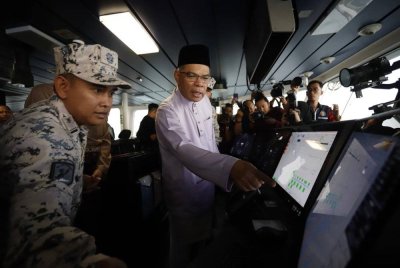 Saifuddin (kanan) meninjau radar pada kapal milik Maritim Malaysia iaitu KM Tun Fatimah di Klang pada Rabu.