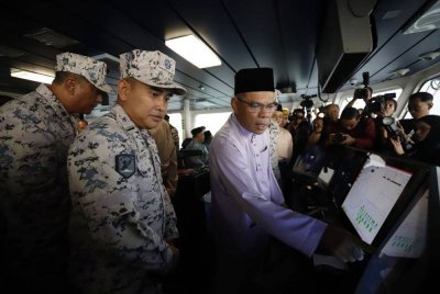 Saifuddin meninjau pengoperasian kapal KM Tun Fatimah semasa pelaksanaan Op Khas Pagar Laut sempena musim perayaan.