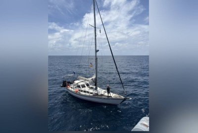 Sebuah kapal layar yang mengalami mengalami kerosakan jentera utama di perairan barat laut Pulau Perak.