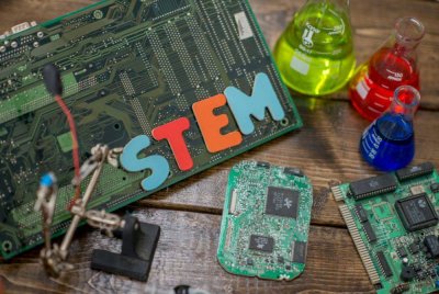 Usaha meningkatkan penyertaan pelajar dalam STEM perlu dilaksanakan segera pada tahun ini, sejajar dengan kepentingan bidang berkenaan dalam pembangunan negara. Foto hiasan