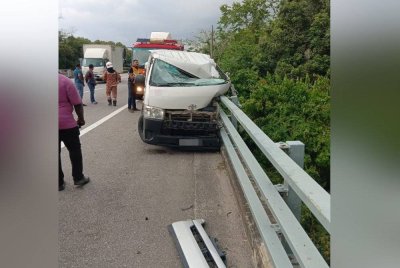 Van jenis Hiace yang terbabas di jejambat Lebuhraya PLUS pada petang Rabu.