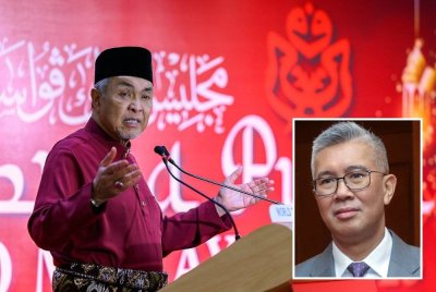 Ahmad Zahid menyampaikan ucapan pada Majlis Berbuka Puasa UMNO Malaysia 2025 di Dewan Tun Razak, Pusat Dagangan Dunia (WTC) pada Rabu. Foto Bernama (Gambar kecil: Tengku Zafrul)