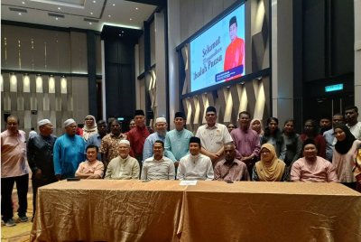 Mohd Najwan (tengah) ketika sidang akhbar selepas Majlis Iftar Kota Anggerik dan Sambutan Hari Wanita Sedunia di Dewan Pusat Konvensyen Majlis Bandaraya Shah Alam (MBSA) pada Rabu.
