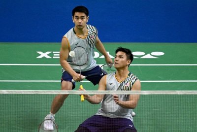 Nur Izzuddin (kanan) dan Sze Fei menumpaskan pasangan Korea Selatan dalam saingan pusingan pertama Seluruh England pada Rabu. Foto Agensi