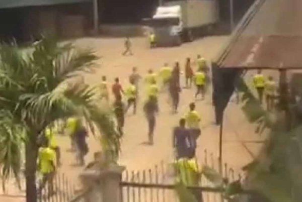 Tangkap layar video yang tular berhubung rusuhan pekerja warga asing di sebuah kilang di Pokok Sena pada Selasa.