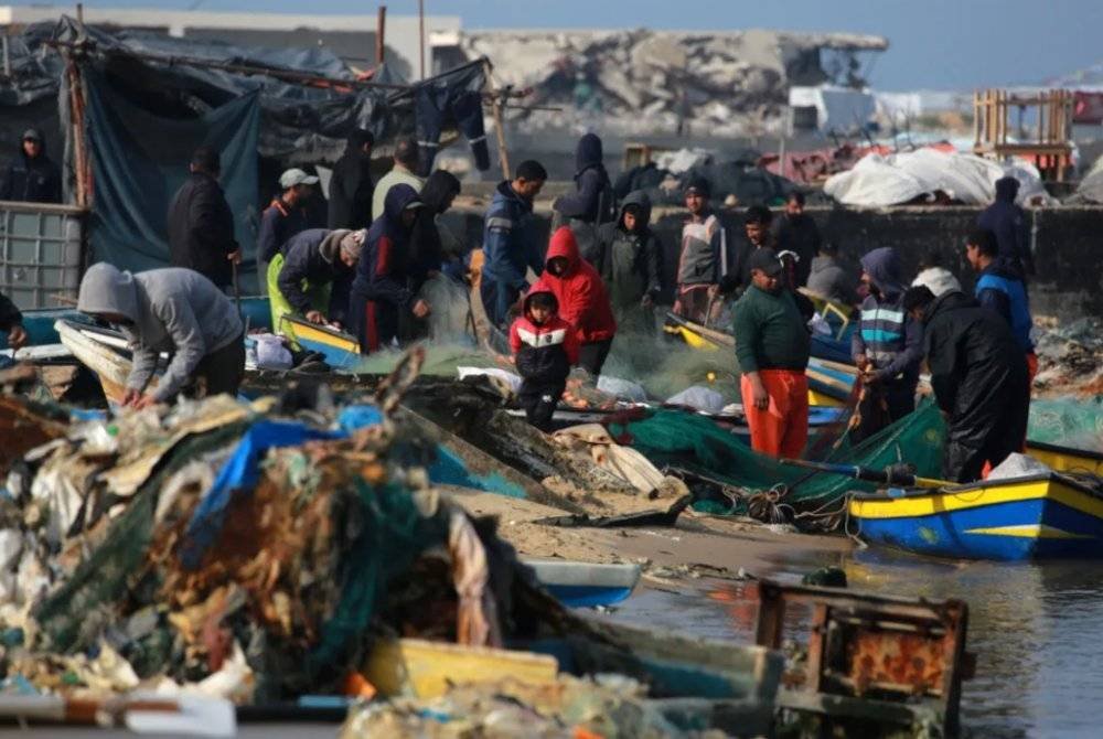 Golongan nelayan di Gaza kehilangan bot masing-masing akibat kempen pengeboman ganas Zionis.