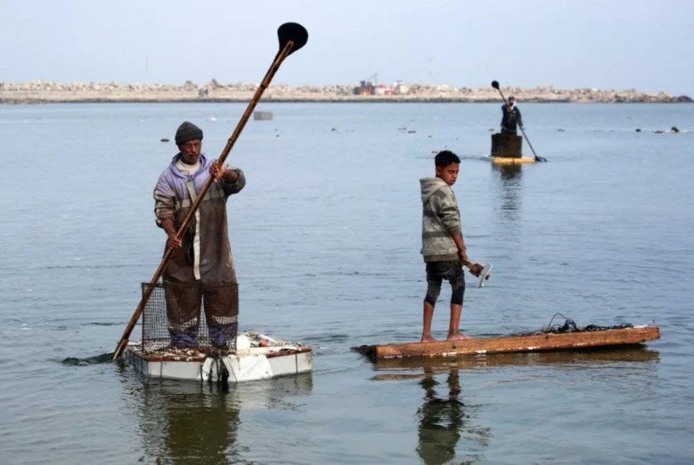 Pintu peti sejuk lama disumbat dengan gabus yang dijadikan bot. 