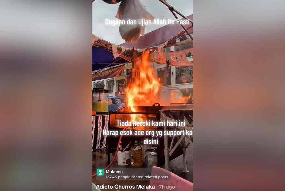 Tangkap layar video memaparkan api dari kuali memasak menjulang tinggi hingga memusnahkan khemah jualan peniaga kuih.