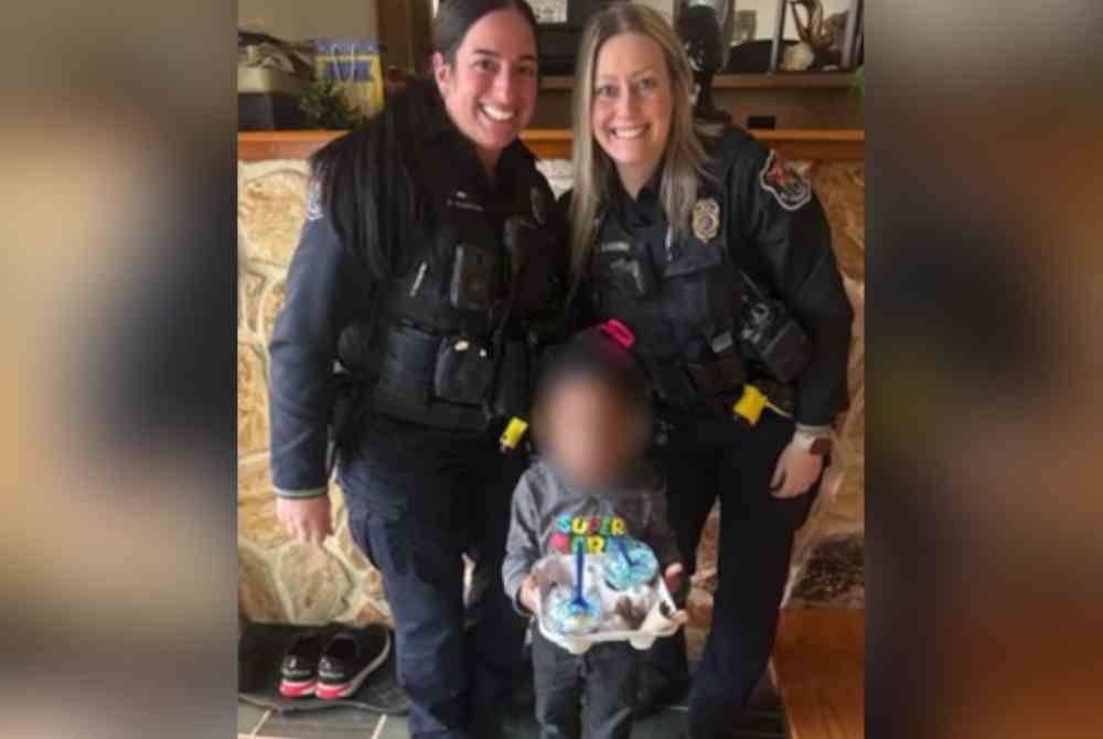 Pegawai polis mengejutkan kanak-kanak itu dengan dua skop aiskrim yang dihiasi taburan berwarna biru. Foto sumber CNN