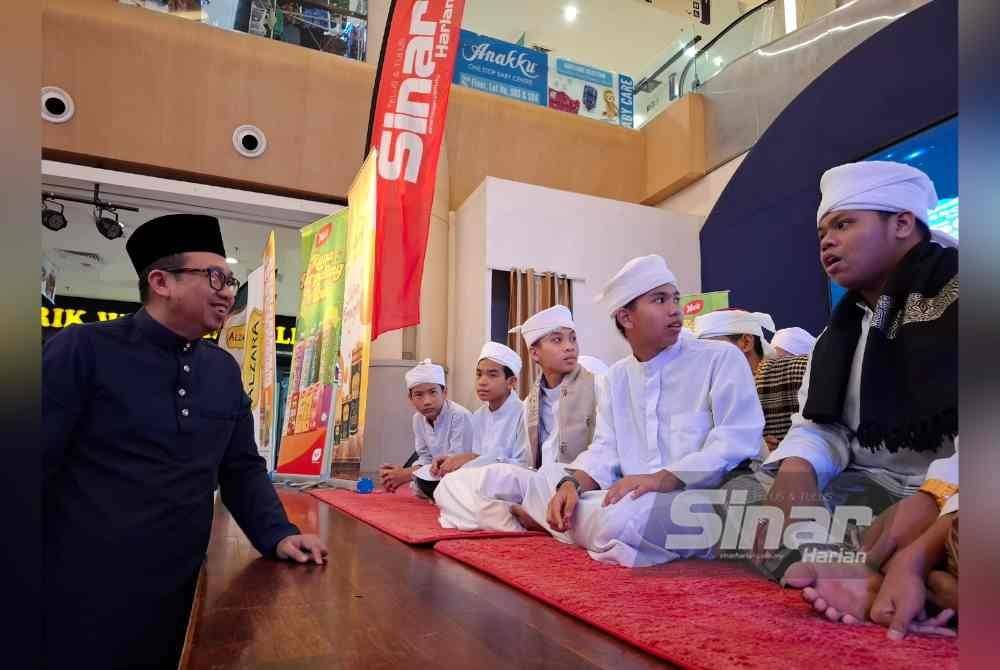 Kamalludin menyantuni pelajar-pelajar Maahad Ad-deeniah yang turut sama mengimarahkan Program Jelajah Iftar Sinar Mydin 2025 di Pasar Raya Besar Mydin Meru Raya pada Rabu.