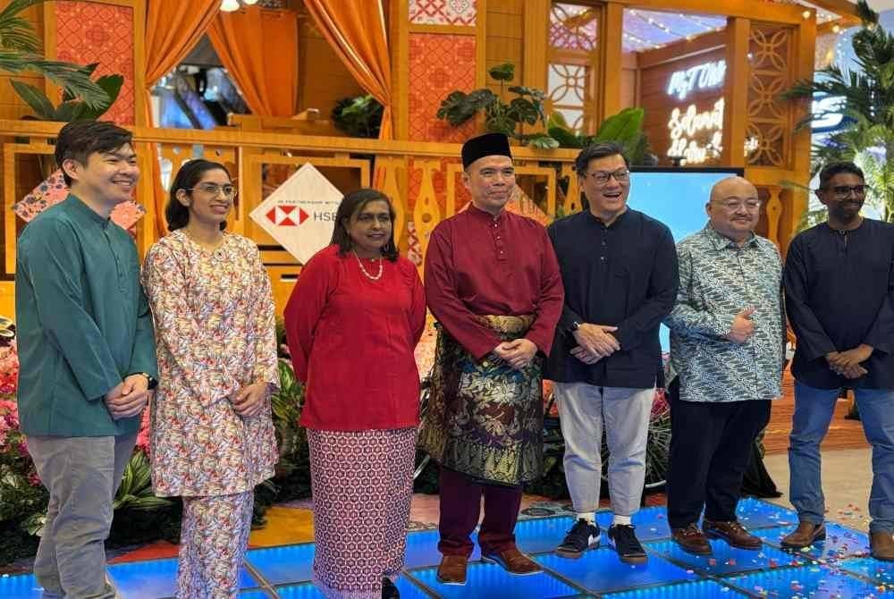 Mohd Azhan (tengah) bersama barisan pengurusan MyTOWNKL yang lain.