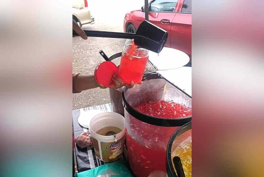 Kaedah menggunakan balang di gerai Mohd Zaidi menarik perhatian pelanggan