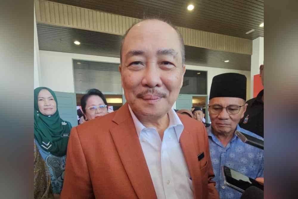 Hajiji ketika ditemui pemberita selepas menyempurnakan majlis pelancaran Sumbangan Mahasiswa Pengajian Tinggi Dalam Negeri di Dewan Institut Pendidikan Guru Kampus Gaya, Kota Kinabalu.