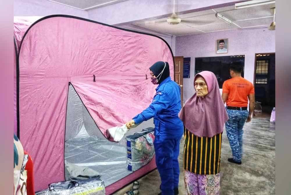 Seramai 28 mangsa ditempatkan di PPS,Balai Raya Kampung Ulu Sungai setakat ini. - Foto APM