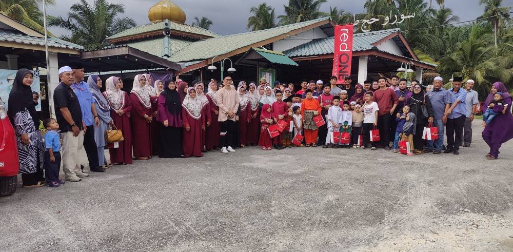 Jemay bergambar bersama-sama kakitangan redONE Mobile, jawatankuasa masjid, komuniti kampung dan penerima semasa Colours of Ramadhan, Rewang Komuniti di Surau Haji Taib, Kampung Sungai Gulang-Gulang.