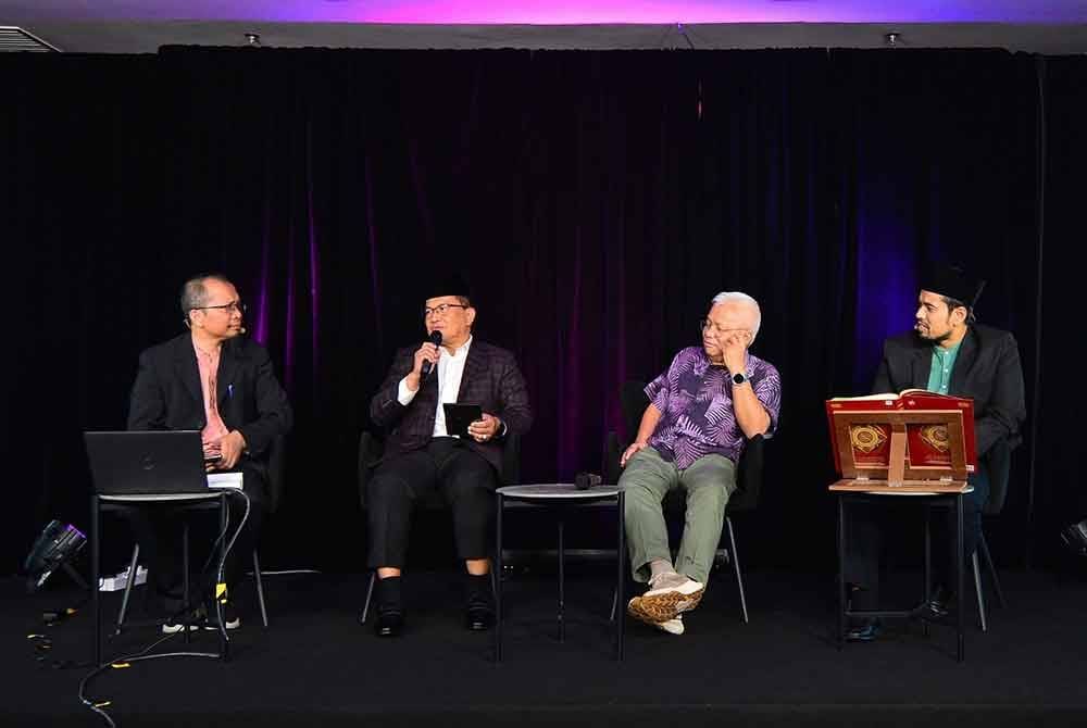Hussamuddin (dua dari kanan) bersama Mohd Ajib (tiga dari kanan) menjadi panel forum bertajuk 'Dari Kepimpinan ke Transformasi Umma' sempena program Legacy Talk for Leaders yang berlangsung di Dewan Karangkraf pada Rabu.