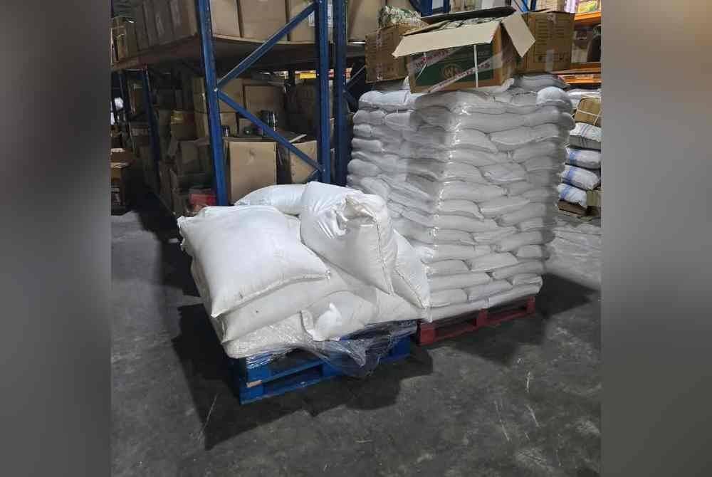 Sebanyak 81 guni beras super import yang diseludup dari India dirampas dalam satu operasi khas di kawasan perindustrian Kota Puteri, Masai, pada Rabu.- Foto IPD JBS