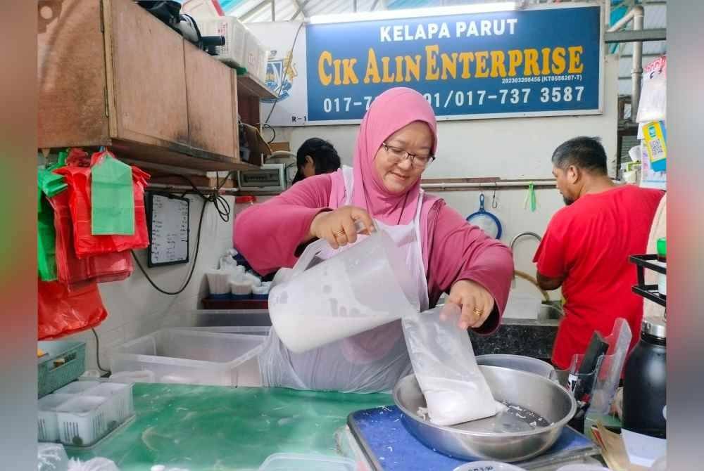 Peniaga santan mengakui bekalan kelapa stabil namun bimbang akan berlaku kekurangan menjelang Aidilfitri.