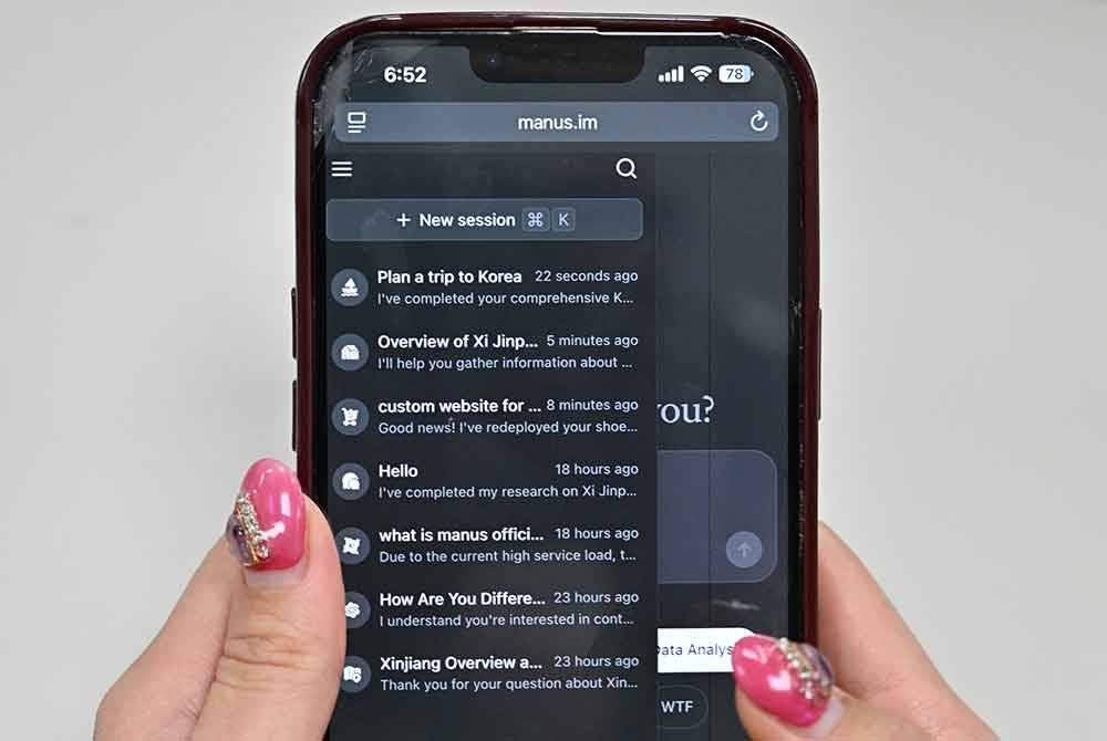 Foto yang diambil di Beijing pada 11 Mac 2025 menunjukkan skrin telefon bimbit memaparkan alat pembantu AI Manus, yang dilancarkan oleh syarikat pemula China, Butterfly Effect. - AFP