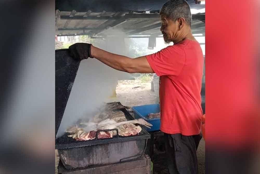 Poksu melihat itik yang disalai sebelum dimasak bersama santan.