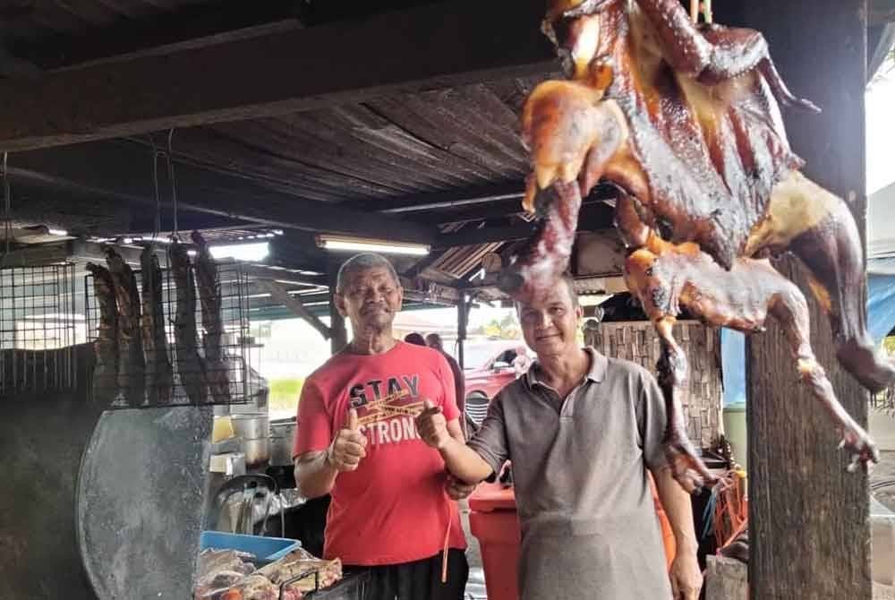 Poksu (kiri) bersama pelanggan tetapnya yang sentiasa memberikan sokongan dan menggemari masakannya.