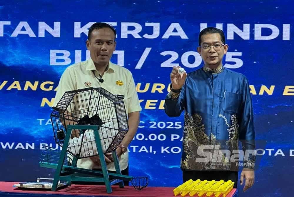 Saizol (kanan) melakukan cabutan bagi penyelenggaraan lampu jalan, lampu isyarat dan naik taraf infrastruktur keselamatan jalan raya di Kelantan. - FOTO SINAR HARIAN-ADILA SHARINNI WAHID