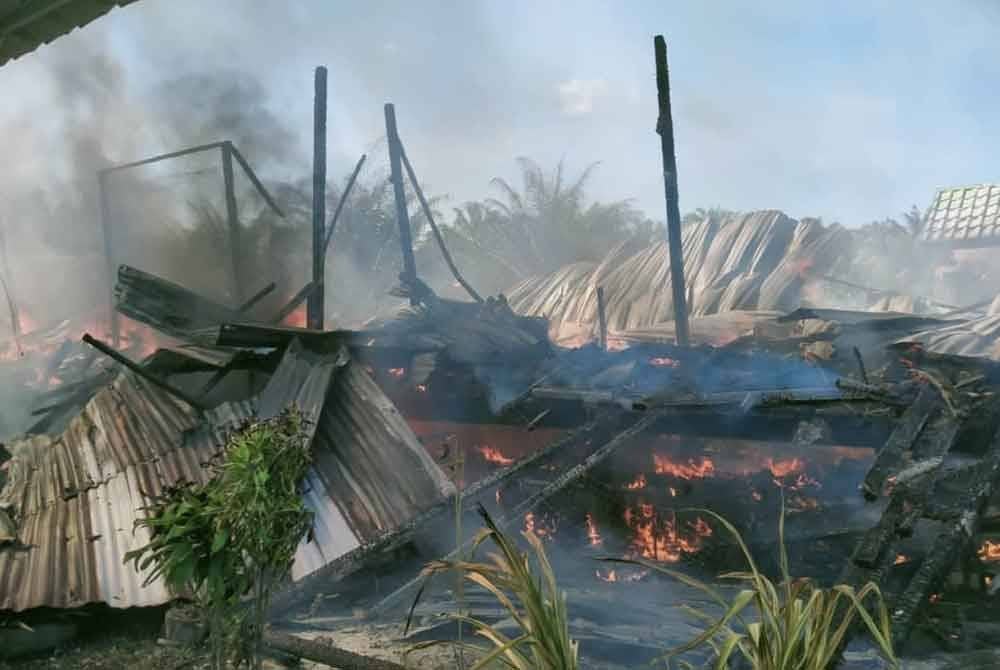 Bangunan lama menempatkan peralatan sekolah musnah terbakar dalam kejadian di SK Klias Kecil, Beaufort.