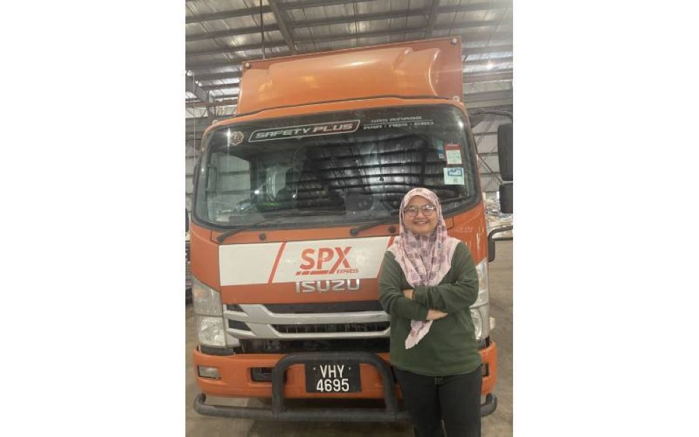 Norasmawani Mohd Napiah, Eksekutif Kanan Kesihatan, Keselamatan, dan Persekitaran (HSE) SPX bagi wilayah Pantai Timur, memastikan operasi SPX mematuhi piawaian keselamatan tertinggi.