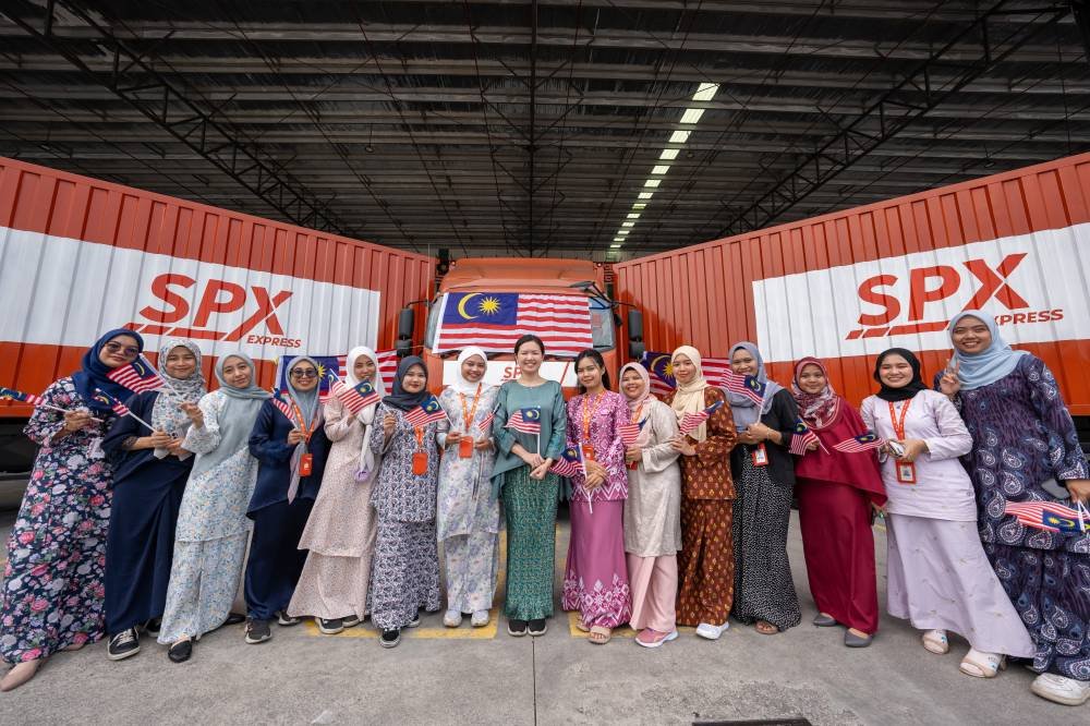 Menurut Ketua SPX Express, Cheah Lee Sun (tengah), wanita di SPX cemerlang dalam peranan kepimpinan, teknikal, dan operasi di mana mereka bekerjasama dengan rakan sekerja untuk memacu inovasi dalam logistik