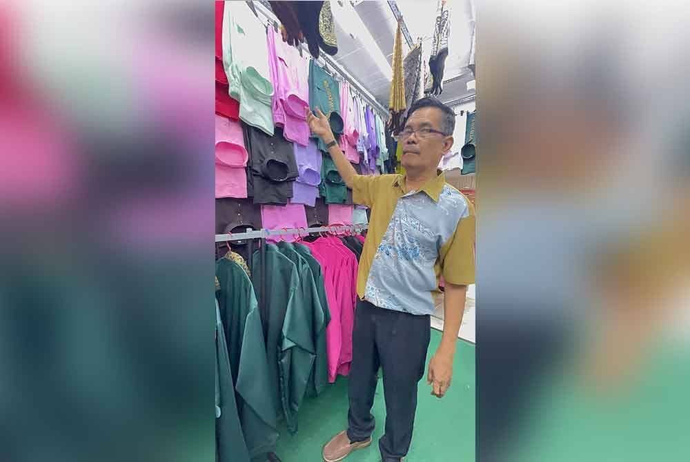 Aliff menunjukkan jualannya yang tidak mendapat sambutan daripada pembeli di Bazar Aidilfitri di Tingkat 3, Komtar.