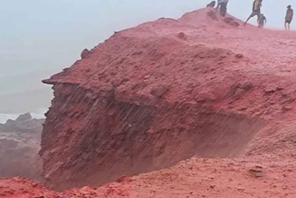 Hujan lebat membawa bersama mineral ke laut.-Agensi