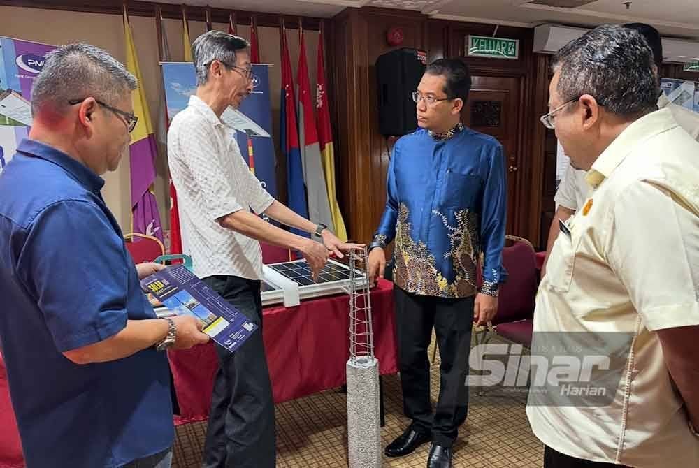 Saizol (dua dari kanan) mendengar penerangan daripada pembekal berkait tiang lampu inivasi daripada konkrit. FOTO SINAR HARIAN-ADILA SHARINNI WAHID