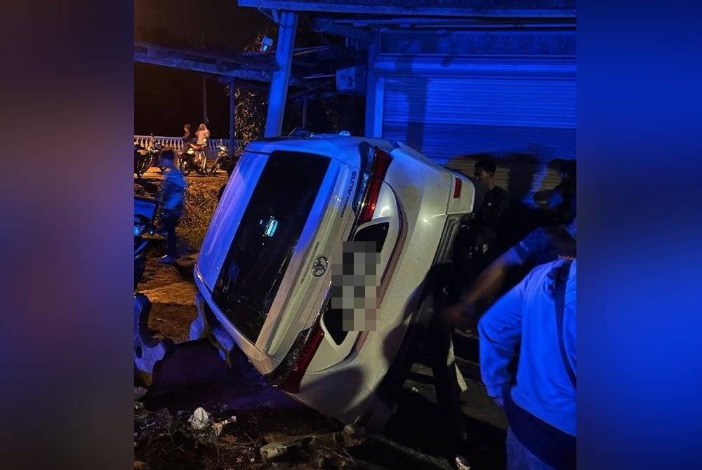 Polis menafikan dakwaan tular kononnya remaja parah selepas dirempuh kereta dipandu lelaki mabuk yang turut merempuh rumah kedai di Jalan Muar-Batu Pahat di Sungai Balang Besar, di sini, malam tadi.