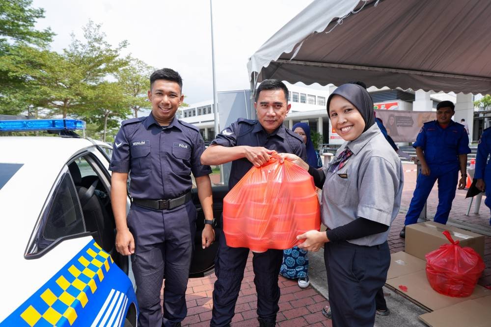 McDonald’s Malaysia mengedarkan 1000 pek bubur lambuk termasuklah pasukan Polis Diraja Malaysia.