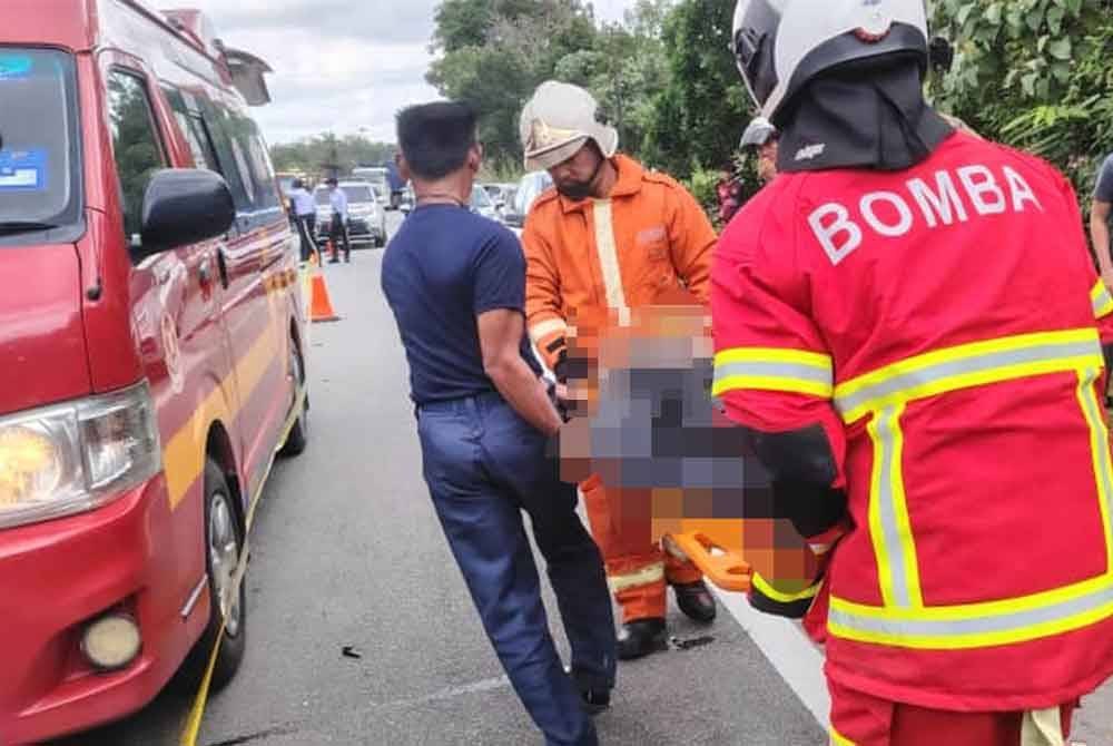 Anggota bomba mengeluarkan mangsa dalam nahas melibatkan dua Proton Wira di Kilometer (KM) 48, Kampung Selamat, Jalan Kuala Terengganu - Kota Bharu, dekat Setiu pada petang Khamis.