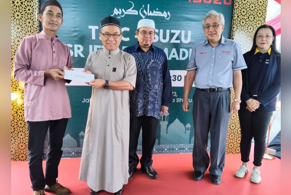 Hilmi (dua, kanan) bersama Yiew Tong (kanan) dan Azi Rahimee (dua, kiri) semasa penyerahan tabung ihya Ramadan kepad wakil MPKB-BRI pada T.E.C - Isuzu Iftar Ramadan di Kota Bharu pada Khamis.