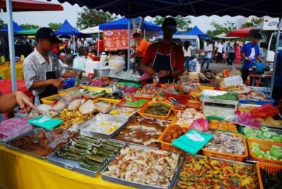 Selain masalah pembaziran oleh pengguna, ada juga peniaga yang mengambil kesempatan atas peningkatan permintaan pada bulan Ramadan. Foto hiasan